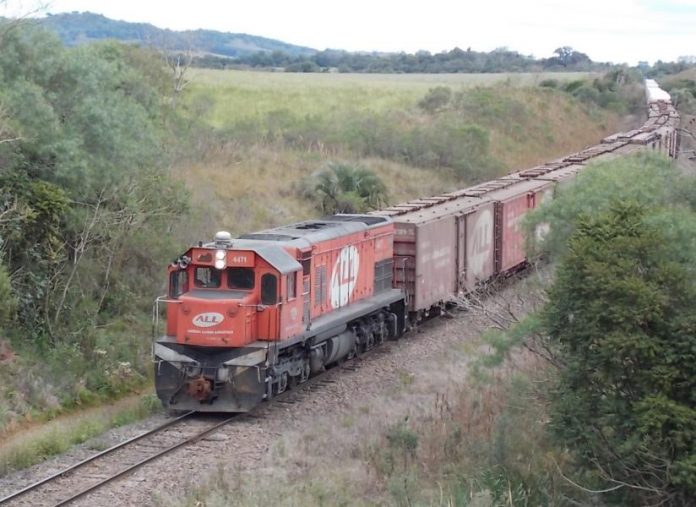 Trem colide com carro na região do Riacho do Mel.