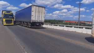 Suicídio na BR-101. Um homem se atirou sob uma carreta na entrada da cidade.