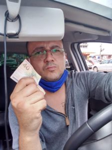 Passageiro paga uber com nota de quarenta reais e motorista ainda passa troco