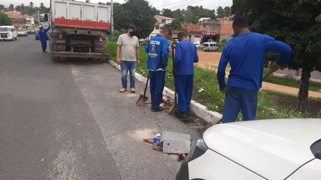 Prevenção a alagamentos: Prefeitura de Alagoinhas realiza a limpeza de bocas de lobo