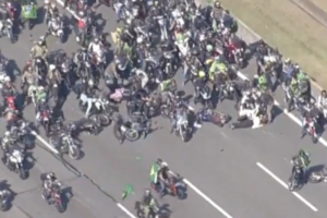 Motociclista causa acidente em manifestação pró Bolsonaro