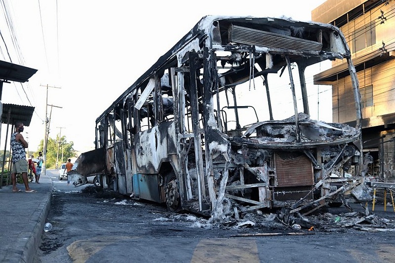 Polícia investiga ônibus destruídos em Salvador. Suspeita de ligação com morte de traficante.