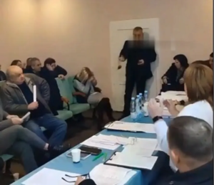 Deputado ucraniano detona granadas durante reunião. Confira as imagens.